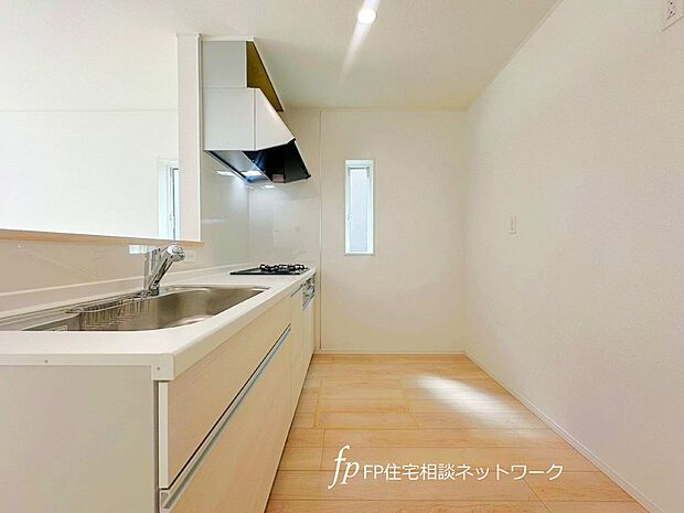 【キッチン】新しいキッチンは食事の支度も楽しく出来る。お手伝いをしてくれるお子様と並びながら準備や片付けが出来るキッチンは、ご家族のコミュニケーションを育む場として活躍します。