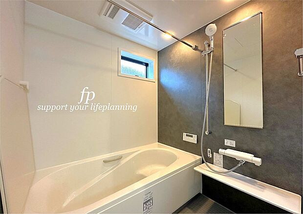 【浴室】ご家族との憩いの場として、一日の疲れを癒す場として、ゆったりと足を伸ばしてくつろげる綺麗で清潔感のある色味の浴室。気持ちの良い光と爽やかな風をたっぷりと取りこめる開閉式の窓も設置しています。