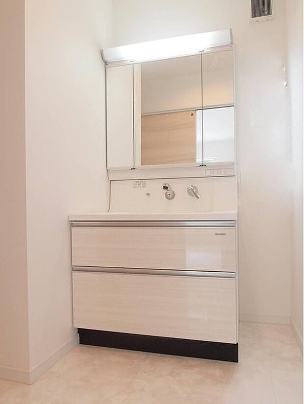 【内観】【プラン例 建物価格2180万円 建物面積面積100平米】広々洗面台で、朝の身支度も快適スムーズに。収納しやすいスライドタイプの洗面化粧台は大きさも十分。