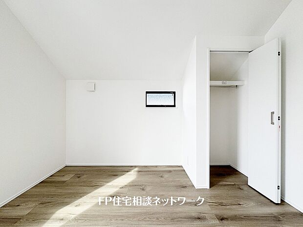 【リビング以外の居室】全居室には大型の収納クローゼットを完備。普段使いのお洋服や小物はもちろん、季節物のお洋服などもしっかりと整理整頓出来る。居室空間を隅々まで使えるのが嬉しい。