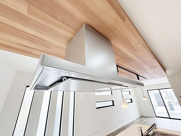 【換気扇】ステンレスの鈍い輝きが高級感を醸し出す換気扇。従来タイプよりも換気効果に優れ、フィルター交換もお掃除も容易になりました。