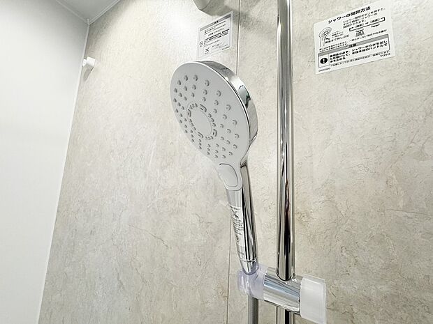【シャワーヘッド】高級感溢れるメタルタイプのビックシャワーヘッドを採用。流すだけで贅沢な気分に。