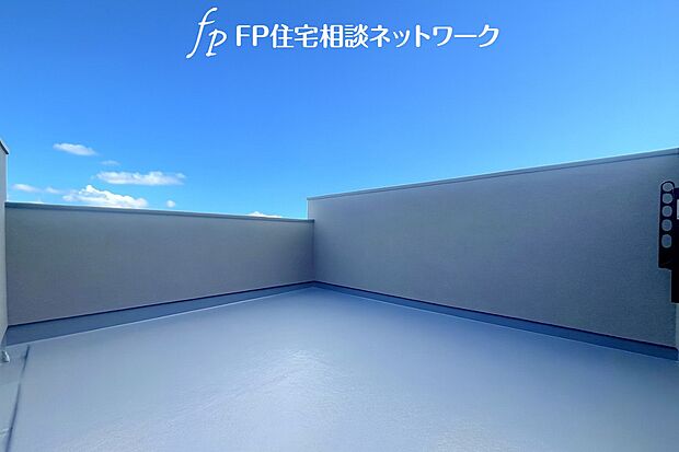 【バルコニー】思わず大きく深呼吸したくなるバルコニーは空を青く、近く、広く感じる事が出来ます。