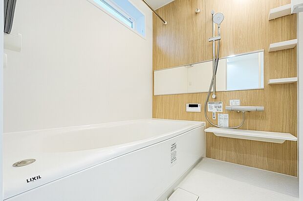 【浴室】ご家族との憩いの場として、一日の疲れを癒す場として、ゆったりと足を伸ばしてくつろげる綺麗で清潔感のある色味の浴室。