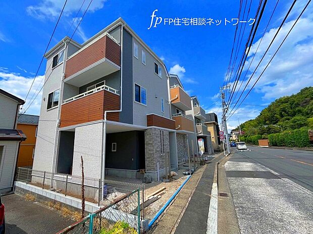 【前面道路含む現地写真】幅16ｍの前面道路に面しています。歩道も整備されており、ベビーカーや小さなお子様も安心です。