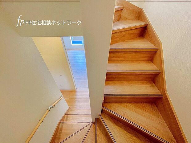 【その他内観】足元を明るく照らす窓のある階段は、手摺り付き。お子様やご年配の方はもちろん、お荷物を持っての移動にも助かります。