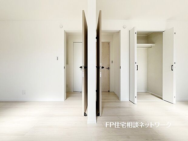 【収納】収納力が豊富な大型クローゼット。普段着やスーツはもちろんのこと、コート類などもしっかり掛けられます。奥行きもあり、部屋がスッキリしますね。