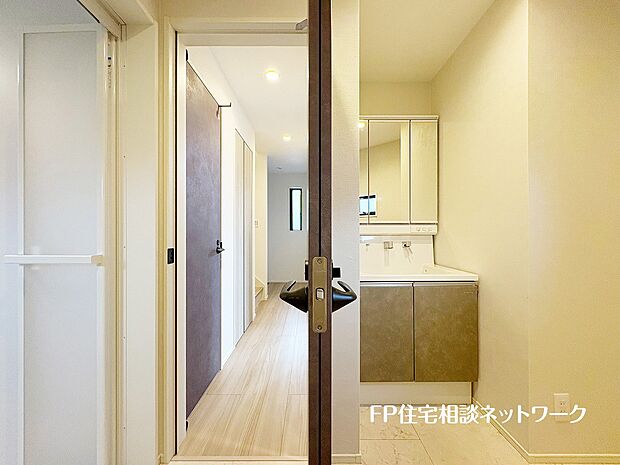 【その他内観】使いやすい動線で、毎日の支度もスムーズに。洗面室から浴室へのアクセスがスムーズな設計。忙しい朝もストレスフリーで家事がはかどります。