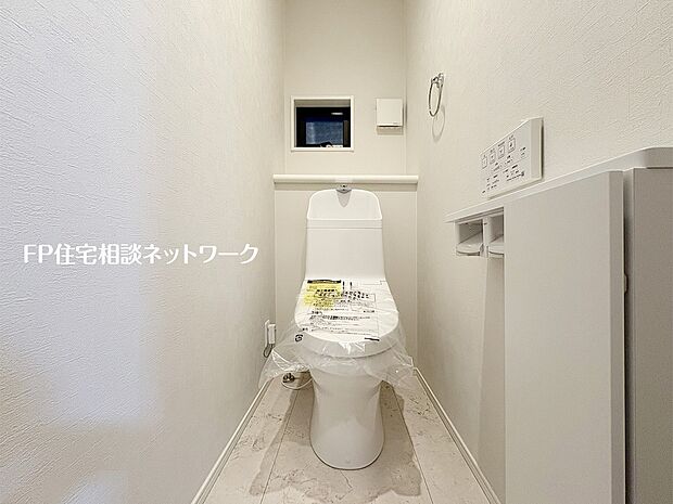 【トイレ】使いやすさと清潔さにこだわったトイレ。手洗い・収納も充実しており、毎日の暮らしを快適にサポートします。細やかな配慮が光る空間です。