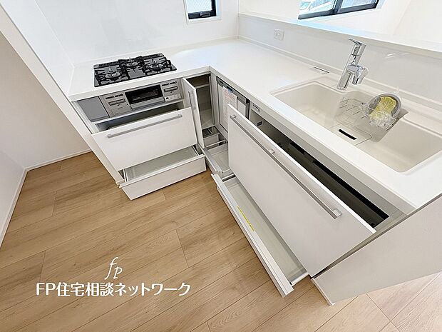 【キッチン】スライド収納付きのシステムキッチン。料理器具なども収納できて出し入れもスムーズ。収納量もたっぷりなので料理器具やストック調味料なども入れられる。