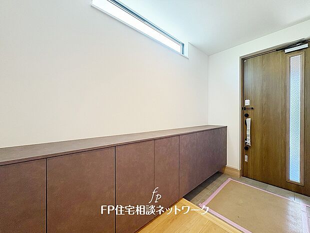 【玄関】散らかりがちな玄関をスッキリと保てる玄関収納は、家の中に入る時一番最初に目に付く場所だからこだわりたい。落ち着いた色目が、室内のカラーやデザインと調和。