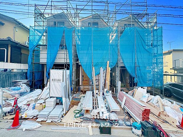 【現地外観写真】閑静な住宅街に位置した全3棟の住宅！床暖房をＬＤＫ17.4帖の広々とした空間はペニュンシュラキッチンを採用した解放感のある空間です。