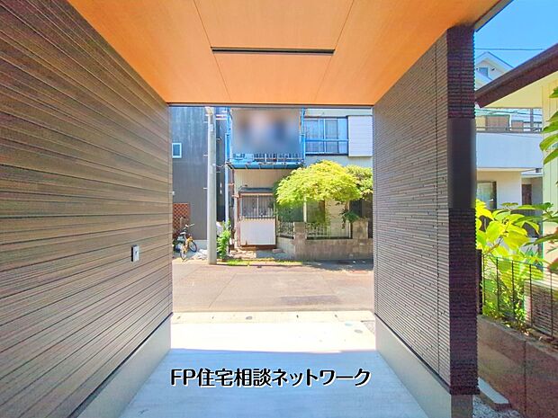 【駐車場】雨ざらしの心配無用な屋根付きカースペース。乗り降りや荷物の出し入れも快適です。