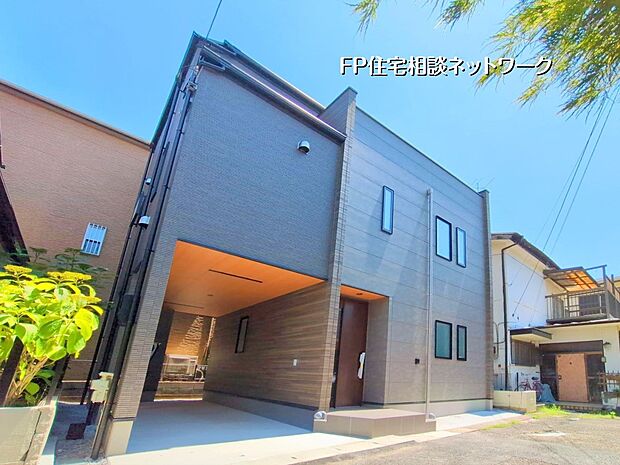 【現地外観写真】閑静な住宅地に馴染む落ち着いた色合いの外観。長く愛着を持って住むからこそシンプルな色目に仕上げました。外壁には耐久性・防汚性に優れたサイディング材を使用。