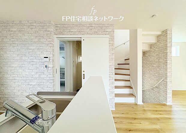 【リビング】リビングを通過して2階へと登れるリビングイン階段。ただいま、おかえり、の声が響き渡る。毎日大切な家族とコミュニケーションが取れる家族思いの間取りを作りました。