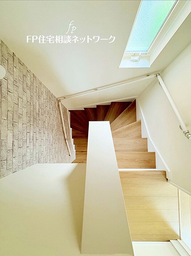 【その他内観】上から見るとらせん階段のようにも見えるお洒落で明るい階段。段の幅が低めで手摺りもありますので小さいお子様やご年配の方でも安心です。