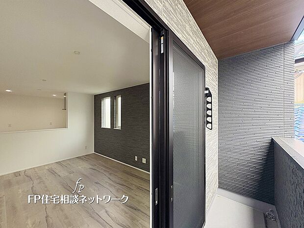 【バルコニー】リビングとつながるバルコニーは、光と風を感じられる心地よい空間。開放感あふれる設計で、家族の団らんにもリラックスタイムにもぴったりです。