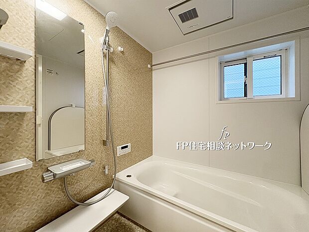 【浴室】温かみのあるデザインが魅力のバスルーム。広々浴槽でゆったりとくつろげ、1日の疲れを癒す上質なリラックス空間です。