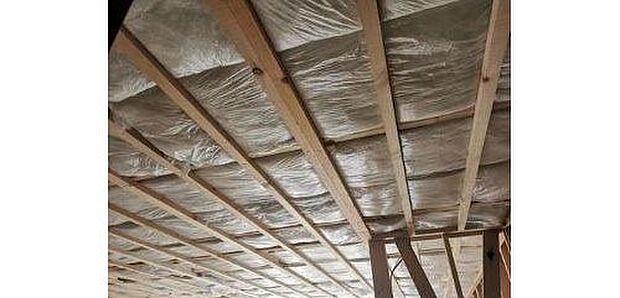 【グラスウール】断熱性に優れたグラスウールを壁と天井にすき間なく施工します。室内を適温に保ち、外部からの騒音も低減します。