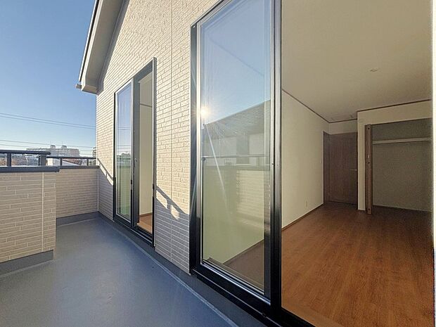 【バルコニー】南からの明るい光が差しこむ陽だまりの空間。南に大きく面したバルコニーでお洗濯も干せばあっという間に乾きそうで家事もスムーズにこなせますね！乾いたお洗濯物からは太陽の匂いが感じられる心地よさ。