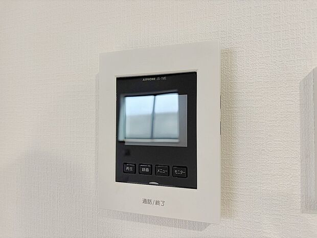【TVモニター付インターホン】モニター付インターホンが標準仕様です。不安になりがちな防犯面。目で確認できるからあんしんです。