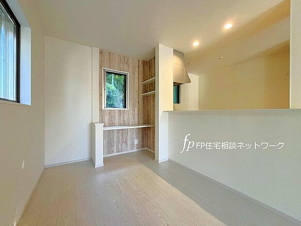 【キッチン】料理をしながらリビングやダイニングにいる家族と会話を楽しめるため、自然なコミュニケーションが生まれます。特に子育て世代にとっては、子どもの様子を見守りながら料理ができる安心感があります。