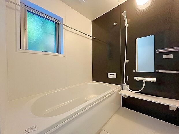 【浴室】ユニットバスはゆったりとくつろげる1坪タイプ。足までしっかりと伸ばせる浴槽は、心身ともにしっかりと疲れを癒してくれます。お子様と一緒の入浴でも充分な広さです。