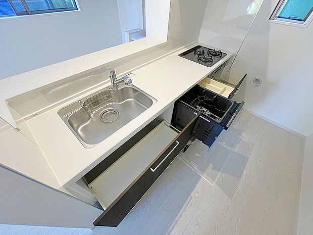 【キッチン】スライド収納付きのシステムキッチン。パスタ鍋や圧力鍋、フライパンなども収納できて出し入れもスムーズ。収納量もたっぷりなので料理器具やストック調味料なども入れられる。