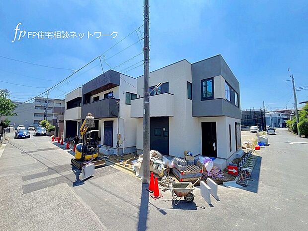 【前面道路含む現地写真】幅6ｍの前面道路に面しています。幹線道路から入った通りのため、交通量も少なく、静かで安心の住環境です。