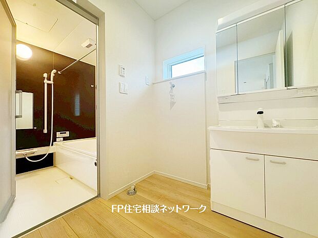 【洗面台・洗面所】鏡の裏に収納棚を確保した三面鏡を採用。化粧品や歯ブラシなどを機能的に収納。