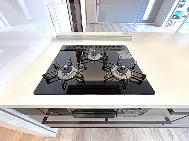 【3口ガスコンロ】慣れている方も多く、火力が目に見えるため、使いやすいという方も多い、3口のガスコンロ仕様です。