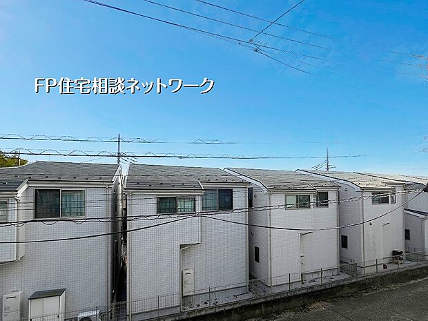 【現地外観写真】高台の立地ならではの抜け感ある眺望が魅力。前面に高い建物がなく、開放的な空と街並みを望む気持ちの良い景観。陽当たり・風通しも良好で、心地よい暮らしが叶います。