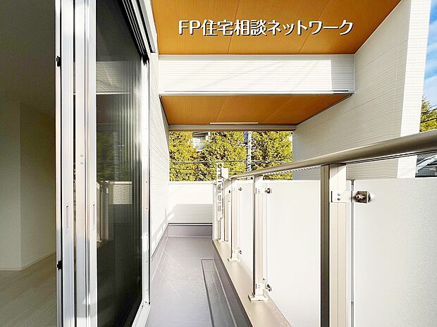 【バルコニー】インナーバルコニーは、家庭菜園やバーベキューなど、使い方、楽しみ方色々。急な雨でも洗濯物が濡れないというメリットも。