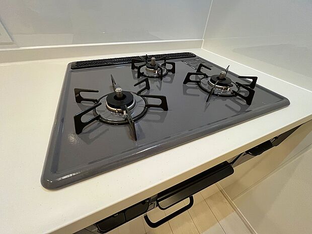 【3口ガスコンロ】慣れている方も多く、火力が目に見えるため、使いやすいという方も多い、3口のガスコンロ仕様です。