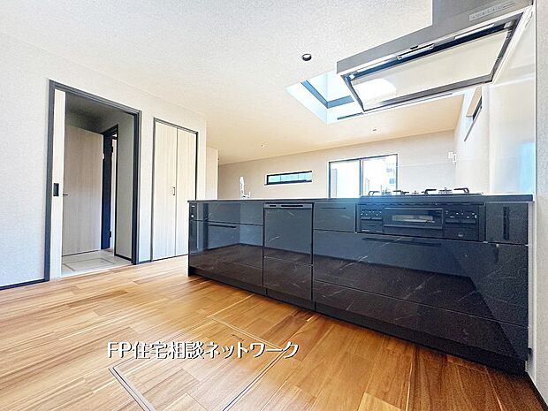 【キッチン】広いカップボードも設置できるゆとりのキッチンスペース。勝手口付きでゴミ出しや換気もスムーズに行える、使い勝手の良い快適なキッチンです。