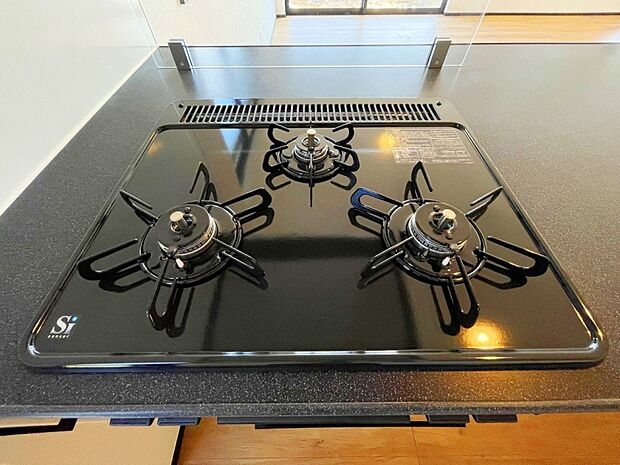 【3口ガスコンロ 】慣れている方も多く、火力が目に見えるため、使いやすいという方も多い、3口のガスコンロ仕様です。