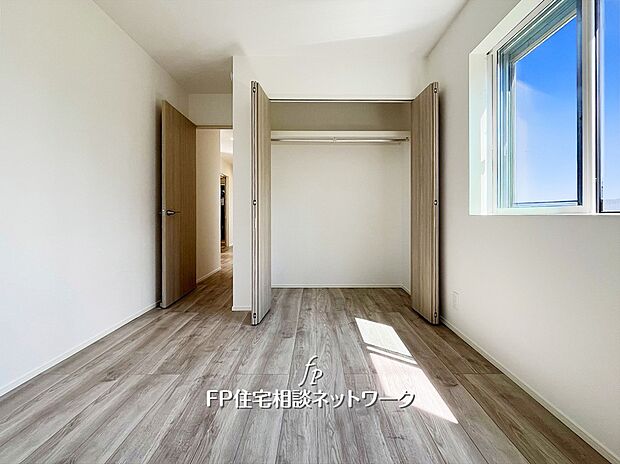 【リビング以外の居室】居室内のクローゼットには、使いやすい棚を設置。デッドスペースをなくし、効率よく収納すればキチンと片付きます。