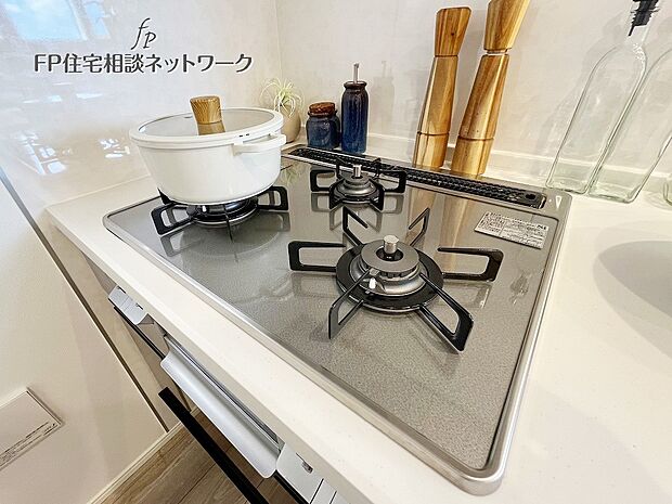 【ガスコンロ】慣れている方も多く、火力が目に見えるため、使いやすいという方も多い、3口のガスコンロ仕様です。