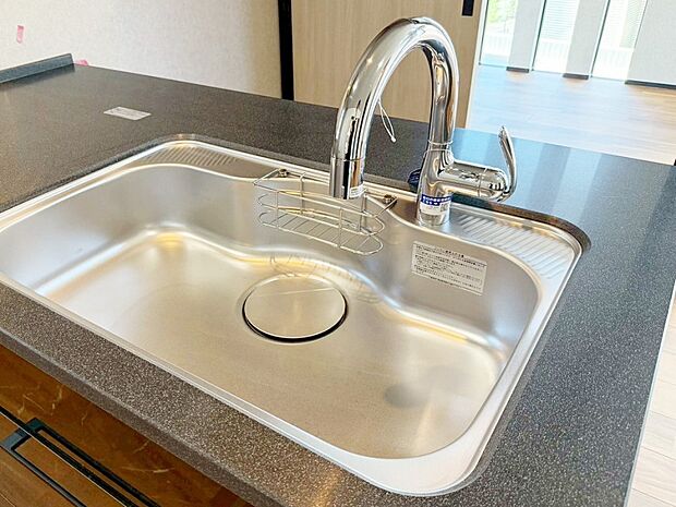 【その他内観】【類似外観同仕様】ビルトイン浄水器 キッチンには浄水器を標準装備。最近は水を飲むという場面以外にも料理で使用したり、野菜を洗う場合もキレイな水で洗いたいという人が増えてきています。 