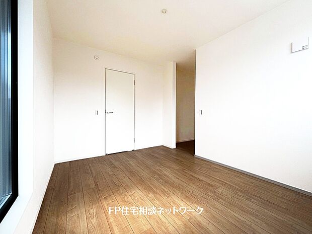 【洋室】深いやすらぎへと誘う主寝室。約7.5帖のゆとりの広さと、落ち着いた内装仕様でプライベートな時間を心豊かにお過ごしいただけるように配慮。