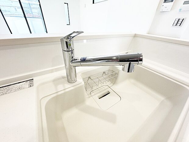 【浄水栓】スタイリッシュな、浄水器一体型水栓です。水栓にシャワーホースと浄水器を内蔵し、カルキ臭など軽減。シャワーヘッドを引き出すことで、広いシンクのお手入れもラクラク