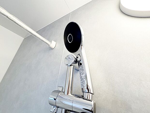 【シャワーヘッド】高級感溢れるメタルタイプのビックシャワーヘッドを採用。流すだけで贅沢な気分に。