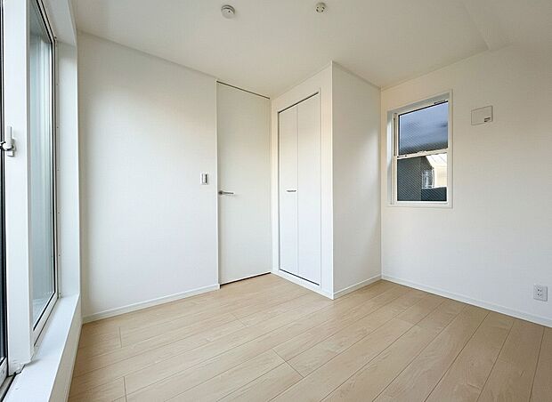 【洋室】光が取り込みやすい2面採光の居室。日当たり良好です。しっかりとした大きさのクローゼットを完備し、収納スペースも十分。