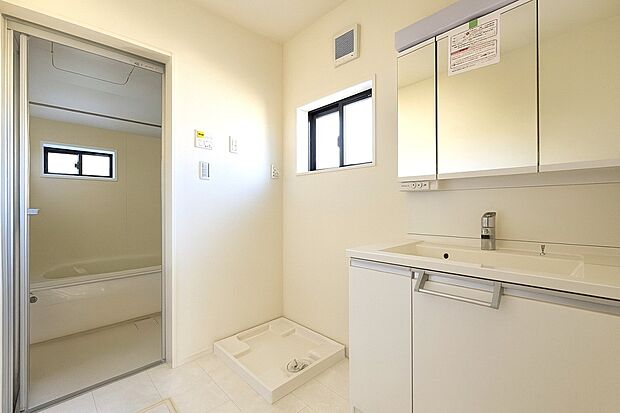 【洗面台・洗面所】ゆとりの洗面スペースで朝の身支度も快適スムーズに。面鏡で髪のセットやお化粧もストレスなくこなせ、朝から気分良く通勤通学に向かえそうですね!