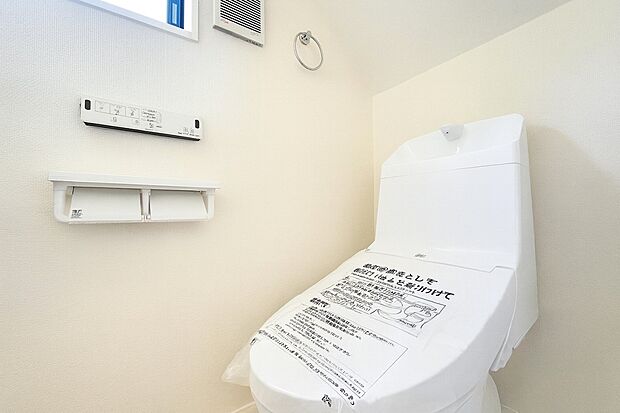 【トイレ】洗浄機能付き便座を標準装備。冬の寒い時期には暖房機能も活躍。快適にご利用いただけます。