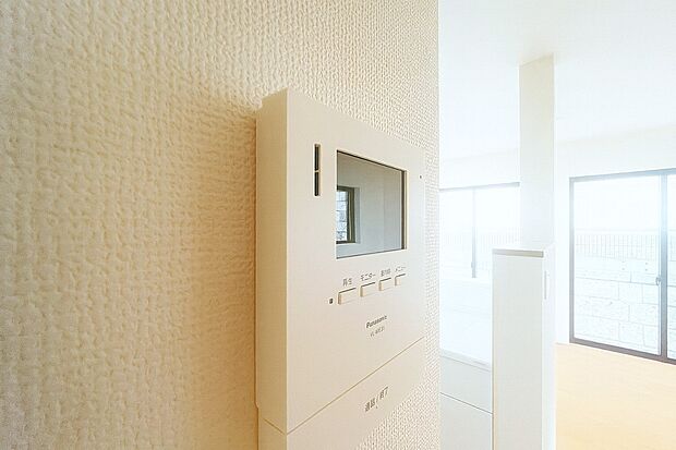 【TVモニター付インターホン 】モニター付インターホンが標準仕様です。不安になりがちな防犯面。目で確認できるからあんしんです。