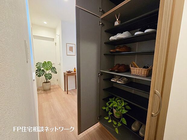 【玄関】■玄関■本画像はAIがCGで家具作成しており、実際の現地に家具は設置されておりません。また、販売価格に家具、小物等は含まれておりません。