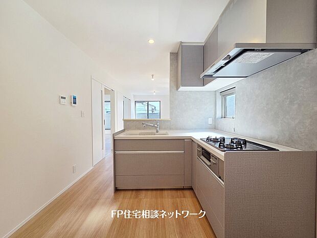 【キッチン】リビングで遊ぶお子様を見守りながらお料理が出来る対面式カウンターキッチンは、料理をしながらご家族との会話を楽しめます。毎日のお料理も楽しくなりますね。