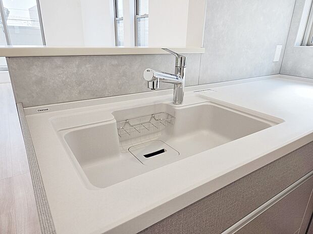 【浄水器一体型水栓】スタイリッシュな、浄水器一体型水栓です。水栓にシャワーホースと浄水器を内蔵し、カルキ臭など軽減。シャワーヘッドを引き出すことで、広いシンクのお手入れもラクラク。