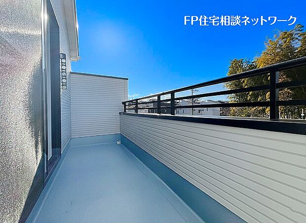 【バルコニー】バルコニーは太陽の温もりをめいいっぱい受け止めてくれます。太陽の光と爽やかな風を受けたお洗濯物はあっという間に乾き、取りこむ時には太陽の匂いを感じられそう。